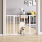 Cancelletto per Cani Estensibile con Porta a Chiusura Automatica, in Metallo e ABS, 75-131x76 cm, Bianco