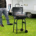 Barbecue a Carbone con Coperchio, Termometro, Mensole e Ruote, 68x63x102cm, Nero