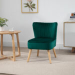 Poltroncina Stile Nordico dal Design Ergonomico in Legno e Velluto Verde